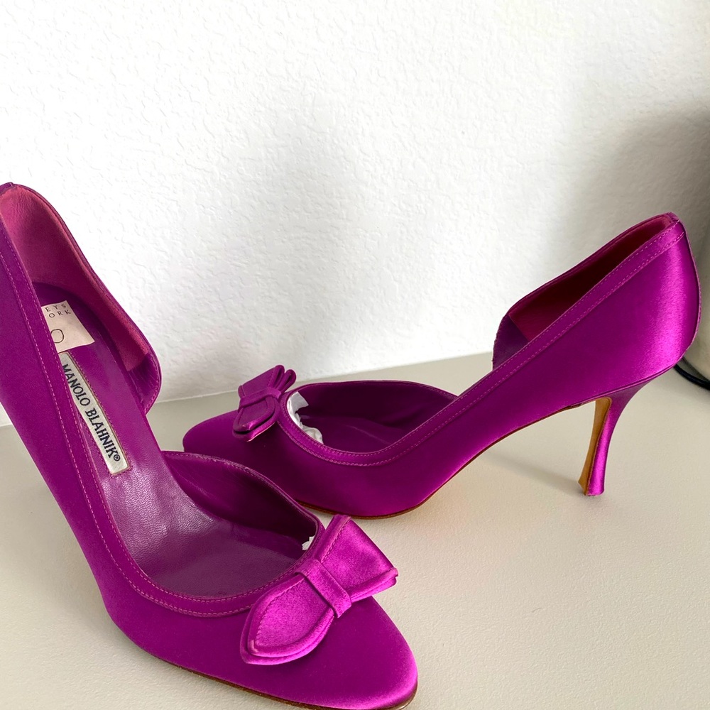 Plum Manolo Blahnik Closed-Toe Satin Pumps for Sale. Size 40